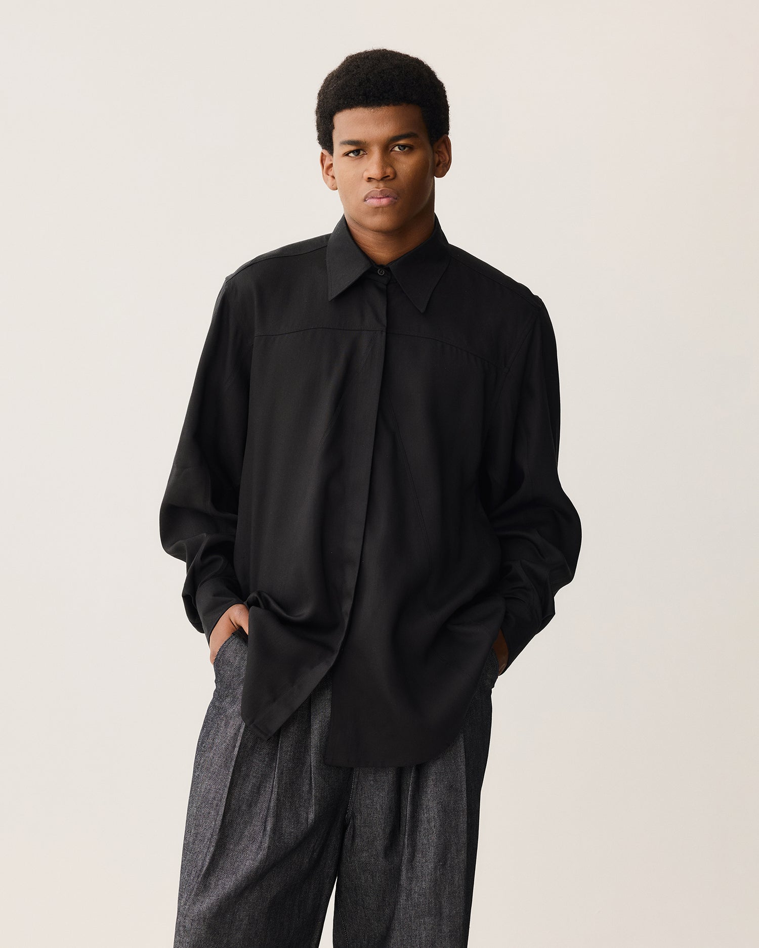 WTNB 渡辺 – Camisa Recortes Preta
