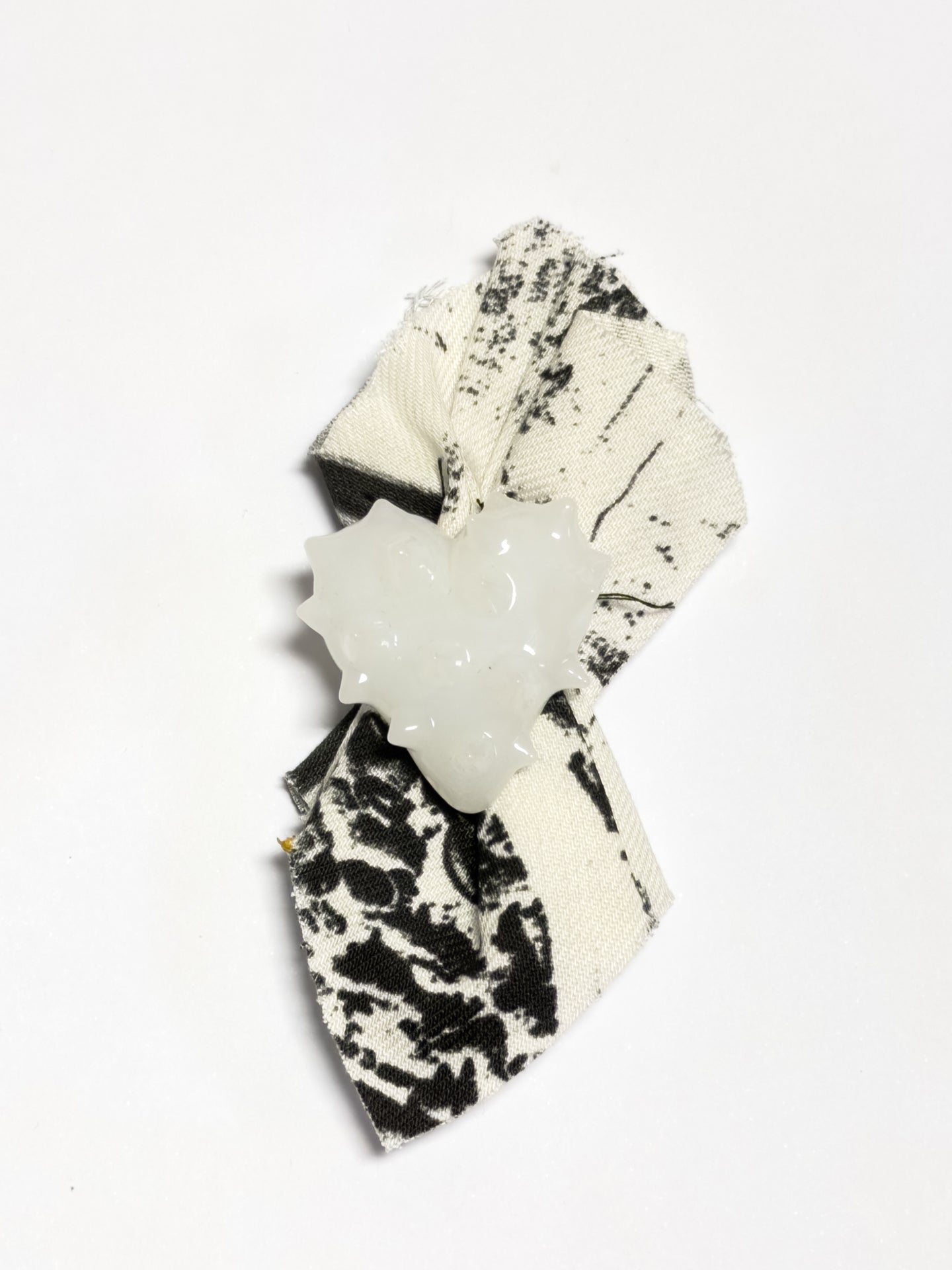 PINGENTE / BROCHE CORAÇÃO BRANCO