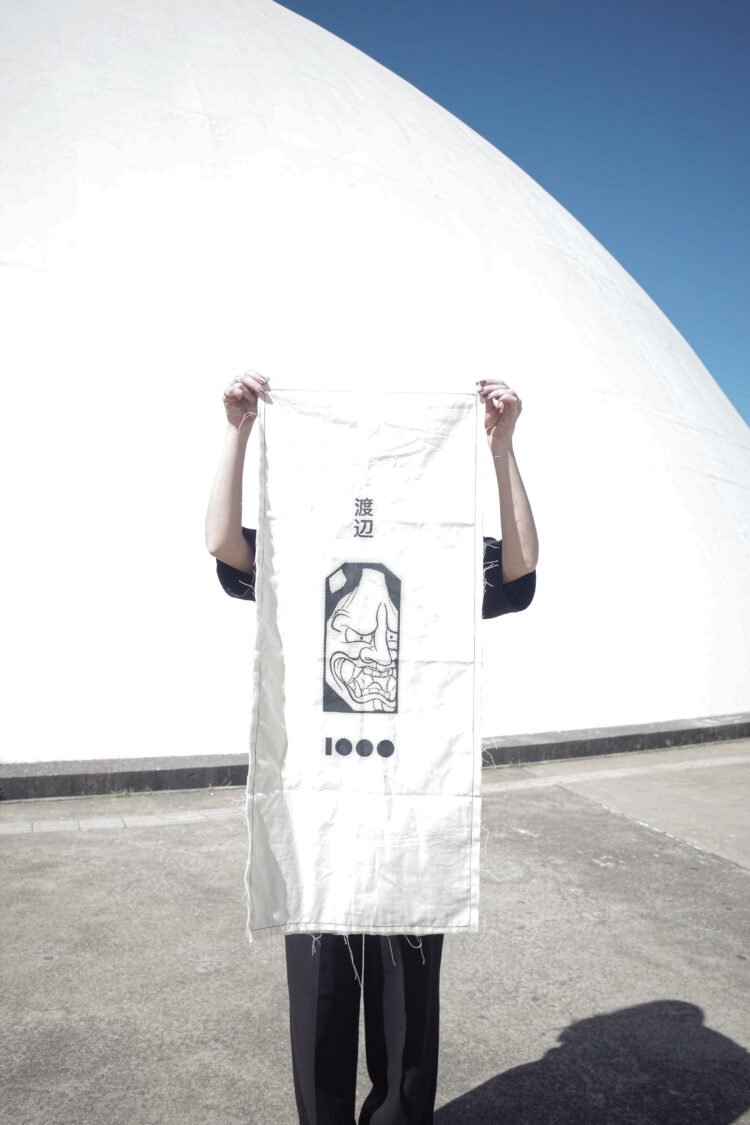 Bandeira Hannya – Estampa Manual em Algodão Cru Reciclado | Edição Artesanal
