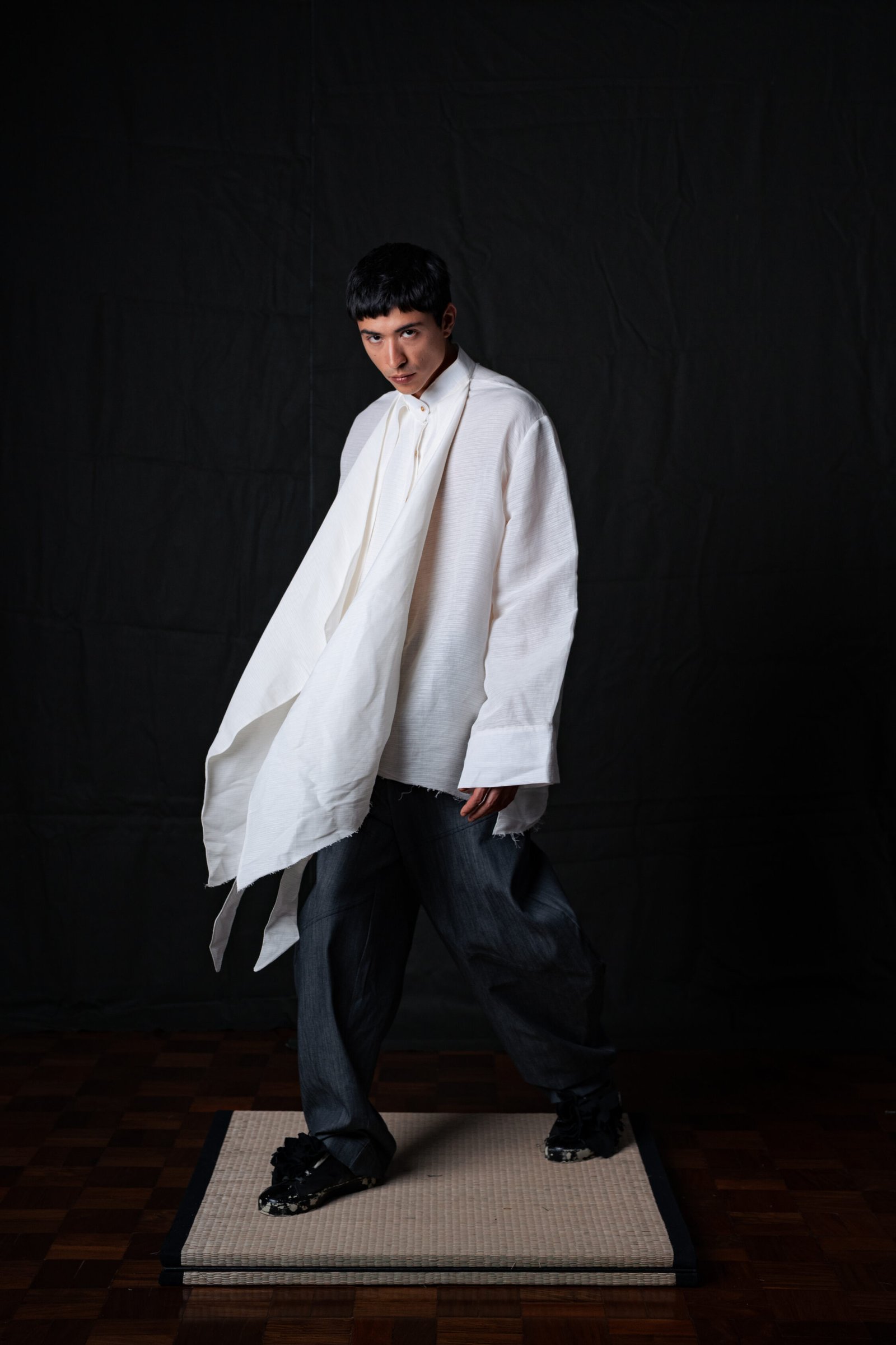 Camisa Sobreposições Assimétrica