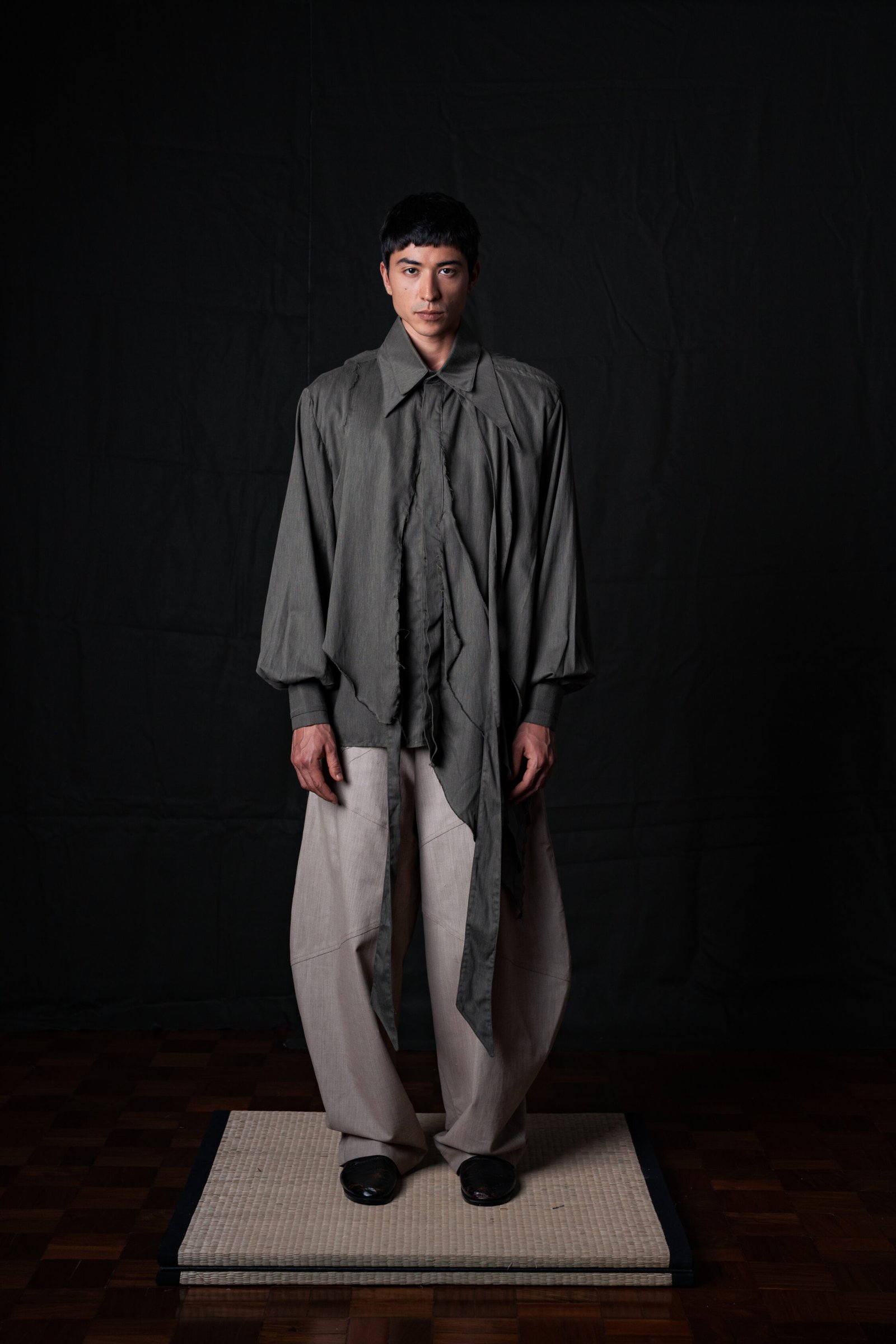 CAMISA SOBREPOSIÇÕES ASSIMÉTRICA VERDE MUSGO